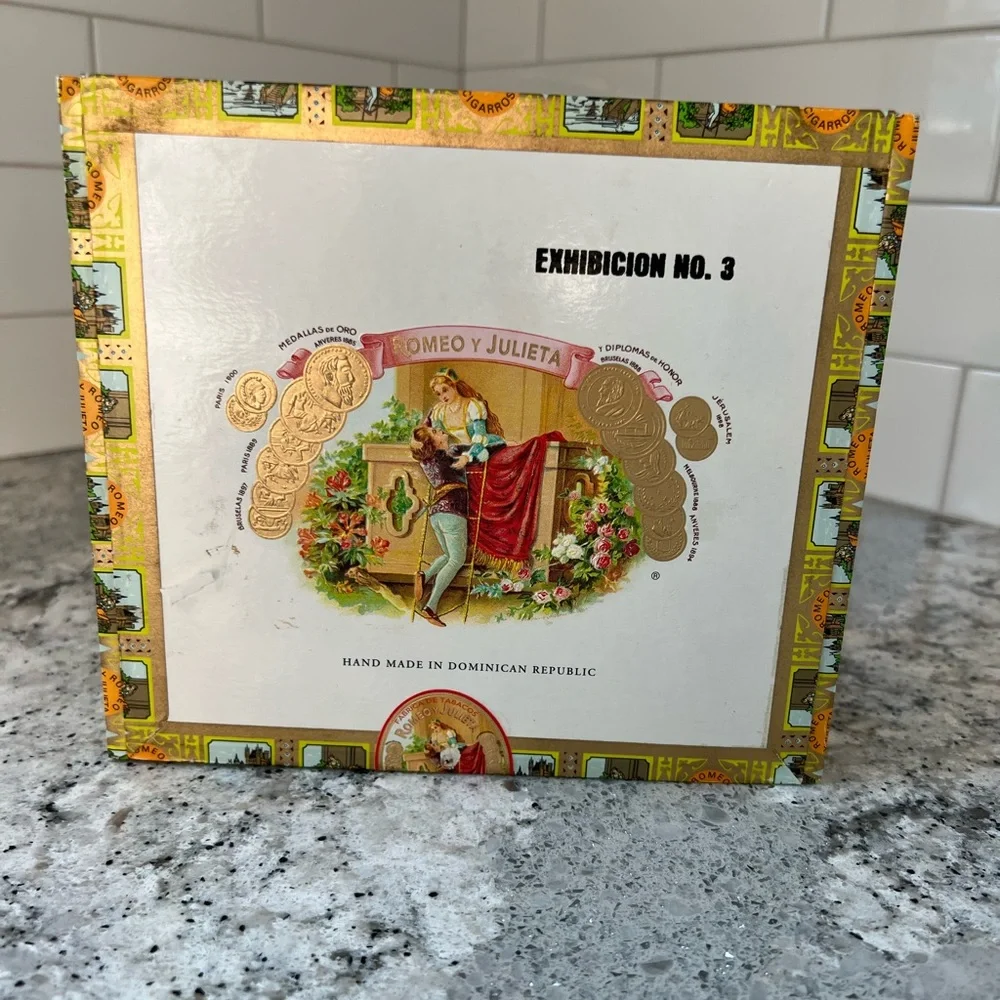Romeo Y Julieta Exhibicion # 3 cigar box